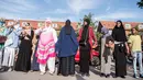 Demonstran melakukan protes larangan penggunaan cadar di Kopenhagen, Denmark, Rabu (1/8). Berdasarkan undang-undang baru, otoritas Denmark berhak mengusir para perempuan yang mengenakan cadar di tempat umum. (Mads Claus Rasmussen/Ritzau Scanpix via AP)