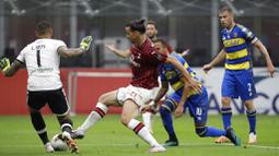 Striker AC Milan, Zlatan Ibrahimovic, berusaha melawati pemain Parma pada laga Serie A di Stadion San Siro, Rabu (15/7/2020). AC Milan menang 3-1 atas Parma. (AP Photo/Luca Bruno)