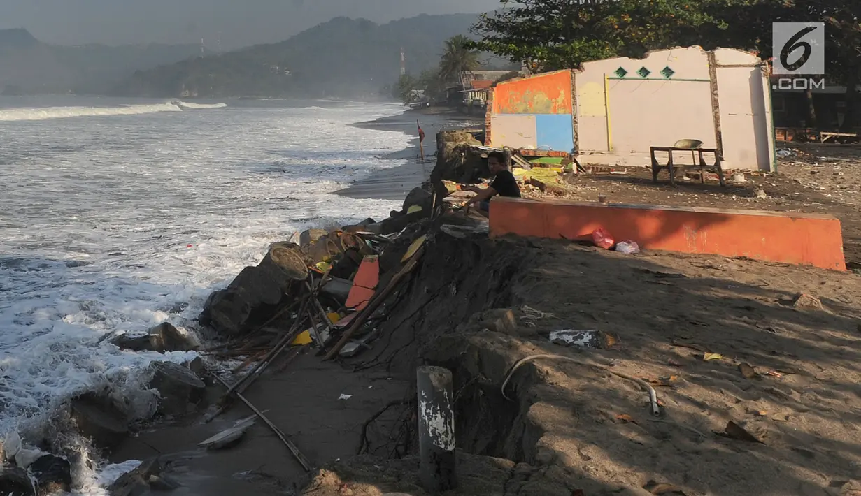 Sebuah bangunan permanen yang hancur akibat terjangan ombak pasang di Karanghawu, Pelabuhan Ratu, Sukabumi (29/7). Gelombang pasang juga menyebabkan abrasi karena tanggul penahan ombak yang dibuat warga rusak berat. (Merdeka.com/Arie Basuki)
