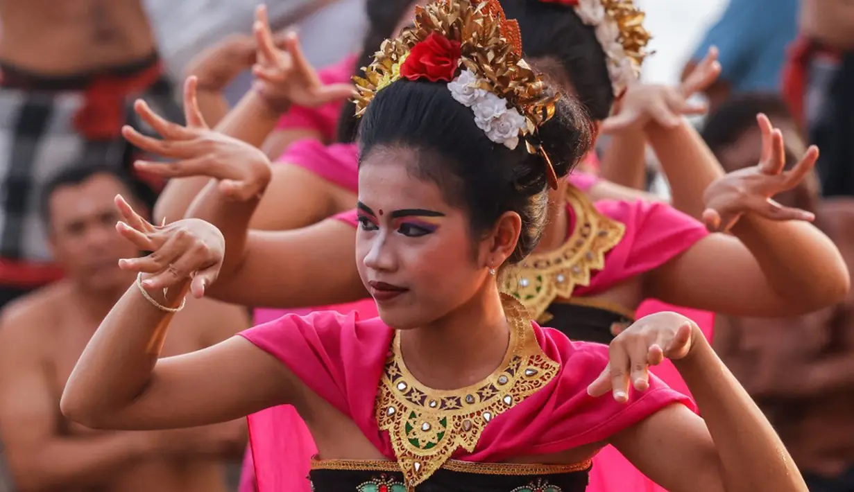Beberapa penari juga memerankan tokoh-tokoh seperti Rama, Shinta, Rahwana hingga Hanoman. (David GANNON/AFP)