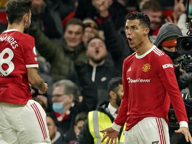 Cristiano Ronaldo kembali mencetak rekor usai mencetak dua gol saat menyikat Arsenal. Gol-gol CR-7 yang kini lebih dikenal dengan istilah Siuu yang selalu dikumandangkan para fans dalam tiap selebrasi kini telah mencapai angka 801. Berikut sebaran gol-gol tersebut. (AP/Dave Thompson)