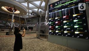 Karyawan memfoto layar pergerakan IHSG, Jakarta, Rabu (3/8/2022). Indeks Harga Saham Gabungan (IHSG) pada perdagangan di Bursa Efek Indonesia, Rabu (3/08/2022), ditutup di level 7046,63. IHSG menguat 58,47 poin atau 0,0084 persen dari penutupan perdagangan sehari sebelumnya. (Liputan6.com/Angga Yuniar)