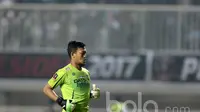 Kiper Persib Bandung, M. Natshir saat berlaga melawan Semen Padang FC di Stadion Pakansari, Bogor (11/3/2017). (Bola.com/Nicklas Hanoatubun)