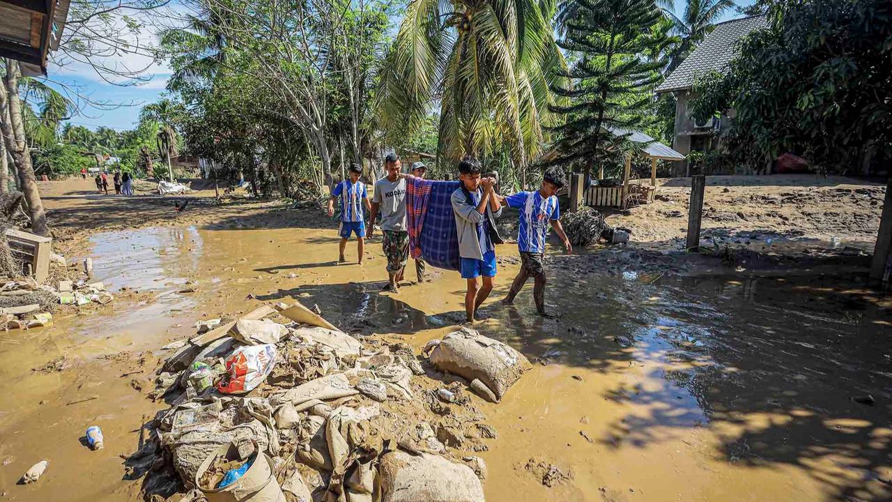 FOTO: Beratnya Evakuasi Korban Banjir Bandang di Bireuen, Aceh