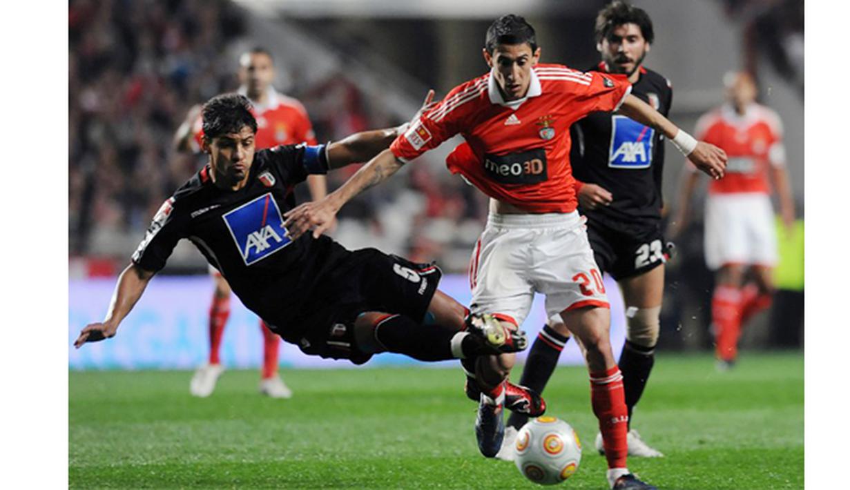 Gelandang Benfica, Angel Di Maria berusaha melewati bek Braga, Moises Pinheiro pada laga Liga Portugal di Luz Stadium, Portugal, Sabtu (27/3/2010). Di Maria bermain tiga musim di Benfica pada periode 2007 hingga 2010. (AFP Photo/Francisco Leong)