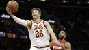 Pemain Cleveland Cavaliers, Kyle Korver (26) melakukan lay up usai melewati pemain Miami Heatm Wayne Ellington (2) pada lanjutan NBA basketball game, di Quicken Loans Arena, Cleveland, (28/11/2017). Cavs menang 108-97. (AP/Tony Dejak)