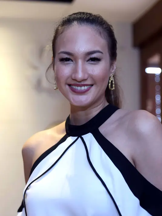 Nadine Chandrawinata kembali membintangi film layar lebar berjudul Labuan Hati. Film disutradarai oleh Lola Amaria itu mengeksplore keindahan alam Nusantara. Banyak pengalaman seru dan menegangkan selama menjalani proses syuting. (Nurwahyunan/Bintang.com)