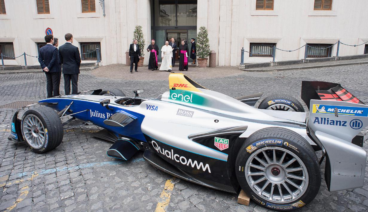 Paus Fransiskus bersiap memberkati mobil balap listrik Formula E di Vatikan (11/4). (AFP Photo/Media Vatikan)