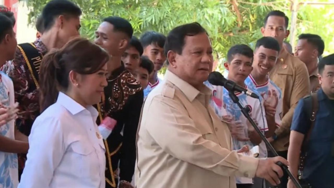 Menkomdigi Dampingi Presiden Prabowo di Miangas, Seluruh KK Dapat HP dan Internet