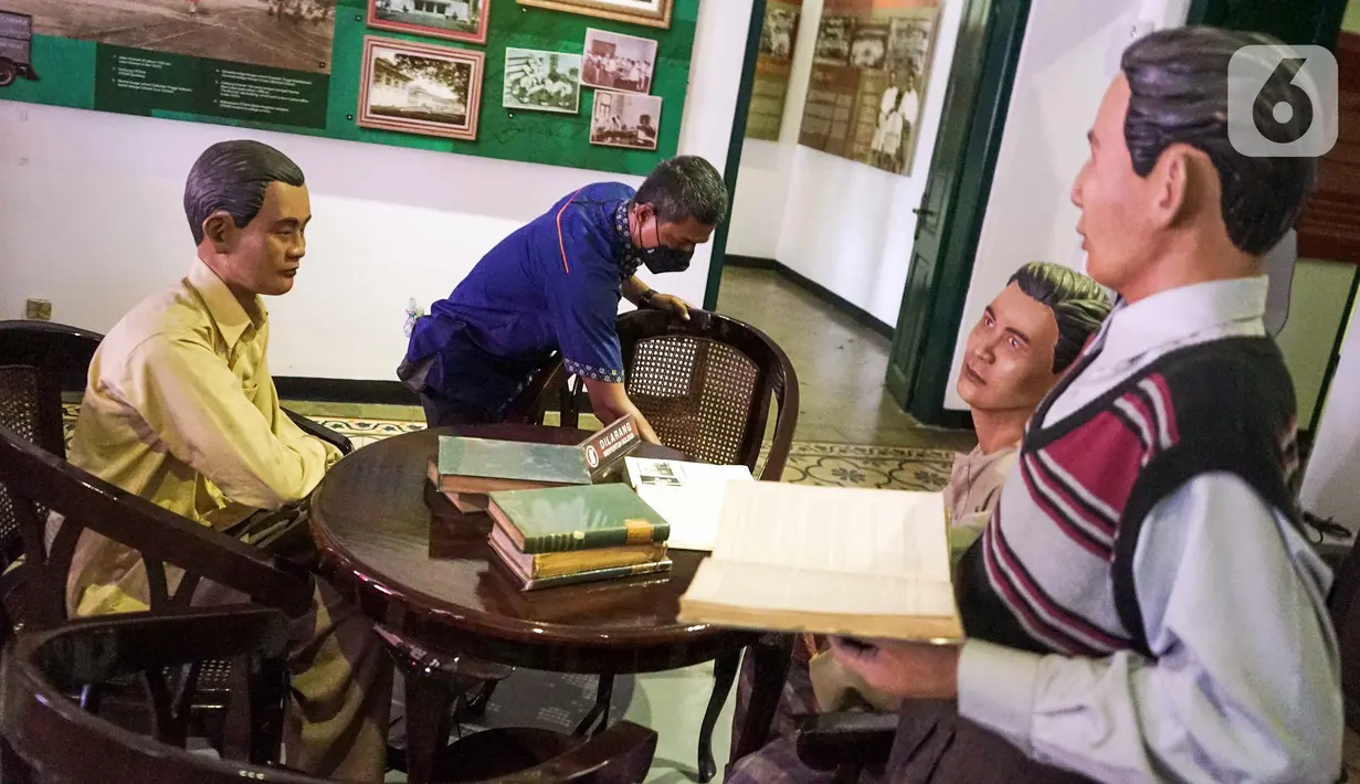 Petugas membersihkan meja dan kursi di Museum Sumpah Pemuda, Jakarta, Rabu (27/10/2021). Jelang peringatan Hari Sumpah Pemuda pada tanggal 28 Oktober, pengelola Museum Sumpah Pemuda mulai membenahi museum. (Liputan6.com/Faizal Fanani)