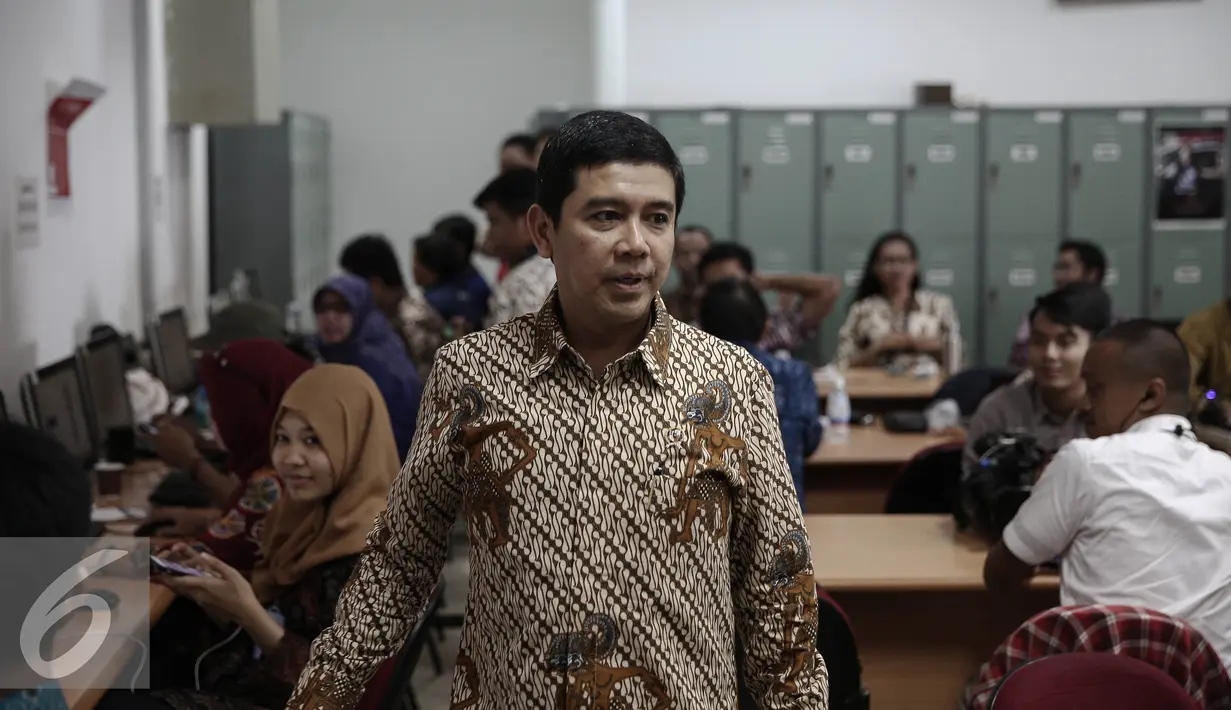 MenPANRB Yuddy Chrisnandi berada di ruang press room wartawan di Istana kepresidenan, Jakarta, Jumat (13/5). Tinjauan tersebut dilakukan untuk melihat aktifitas para wartawan saat menunggu agenda kegiatan kepresidenan. (Liputan6.com/Faizal Fanani)