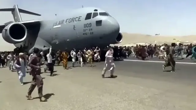 Momen Warga Afghanistan Rebutan Naik Pesawat Militer AS