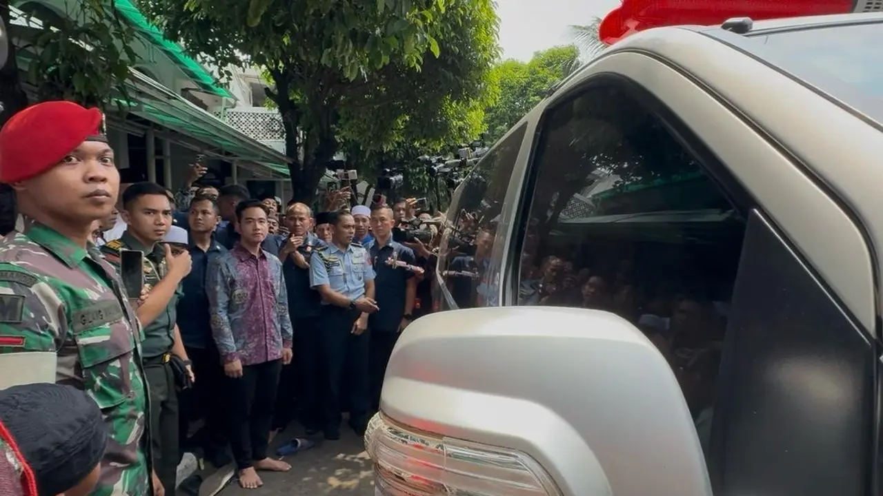 Wakil Presiden (Wapres) Gibran Rakabuming Raka melayat almarhumah Titiek Puspa, Jumat (11/4/2025).