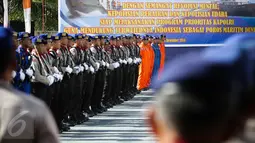 Puluhan anggota polisi air dan udara mengikuti upacara peringatan HUT Kepolisian Perairan dan Udara (Pol Airud) yang ke-66 di Jakarta, Kamis (1/12). Upacara tersebut dipimpin oleh Wakapolri Komjen Pol. Syafruddin. (Liputan6.com/Faizal Fanani)