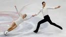 Pasangan atlet Figure Skating Spanyol, Laura Barquero and Aritz Maestumencoba menampilkan keindahannya dalam menari di atas seluncur es pada Figure Skating World Championships di Assago, dekat Milan, Rabu (21/3). (AP Photo/Luca Bruno)