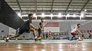 Aksi para pemain muda bulutangkis Indonesia saat mempersiapkan diri untuk kejuaraan All England di Cipayung, Jakarta Timur, Kamis (2/3/2017). (Bola.com/Nicklas Hanoatubun)