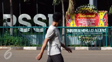 Pejalan kaki melintas di depan kantor PSSI di kawasan Stadion Gelora Bung Karno, Jakarta, Sabtu (27/2/2016). Seseorang mengatasnamakan pecinta sepak bola mengirimi ucapan selamat kepada PSSI. (Liputan6.com/Helmi Fithriansyah)