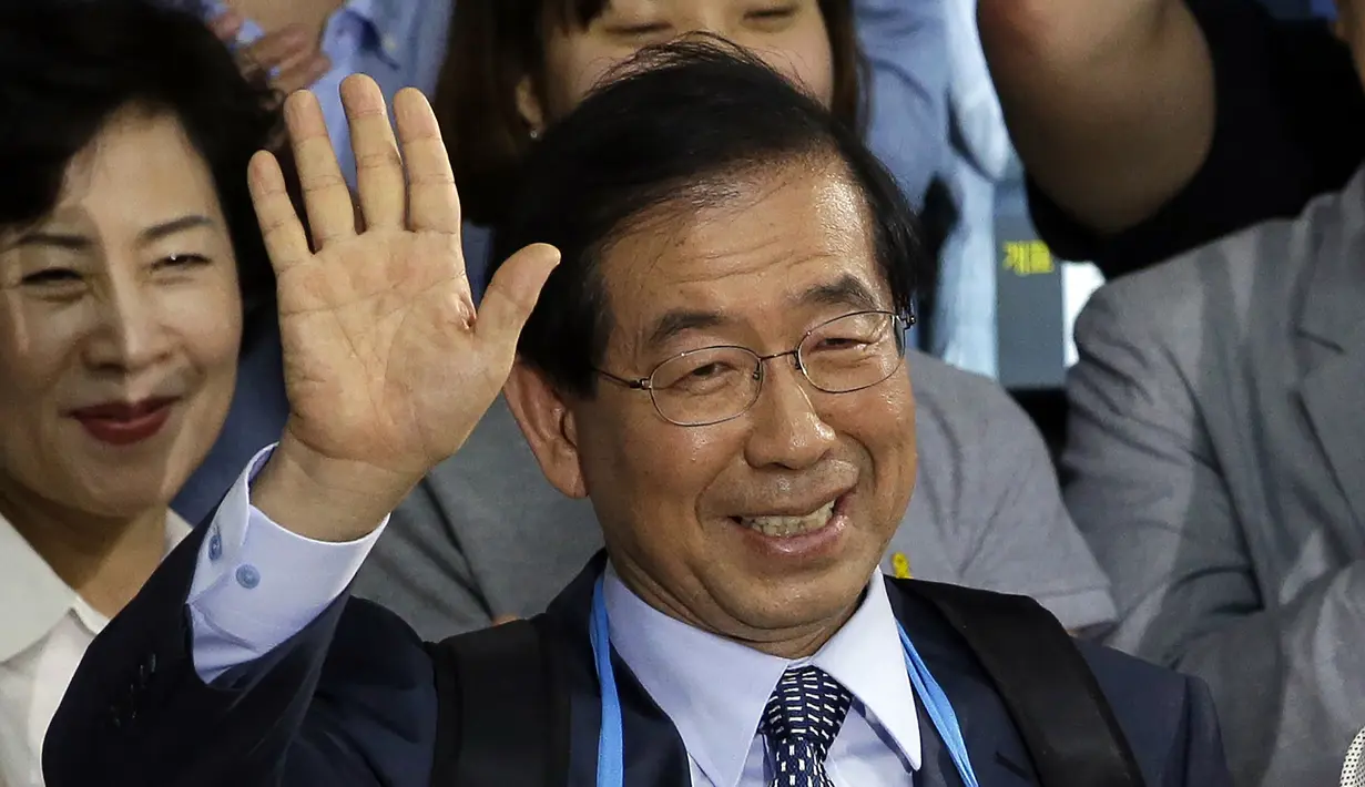 Wali Kota Seoul Park Won-soon melambaikan tangan di Seoul, Korea Selatan, 5 Juni 2014. Tidak ditemukan tanda-tanda kekerasan fisik pada jasad Park Won-soon, namun polisi menolak untuk memberitahu penyebab kematiannya. (AP Photo/Lee Jin-man, File)