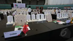 Panitia melakukan rapat kecil saat persiapan ruangan yang digunakan untuk pembukaan Asian-African Summit dalam rangka peringatan ke-60 Konferensi Asia Afrika di Jakarta Convention Centre, Jakarta, Selasa (21/4/2015). (Liputan6.com/Herman Zakharia)