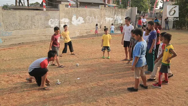 Niken Sesilia, warga perumahan Griya Rajawali BIntaro punya cara unik mengatasi fenomena kecanduan gadget pada anak-anak. Ia membuat No Gadget Campaign untuk mengajak anak main di luar rumah.