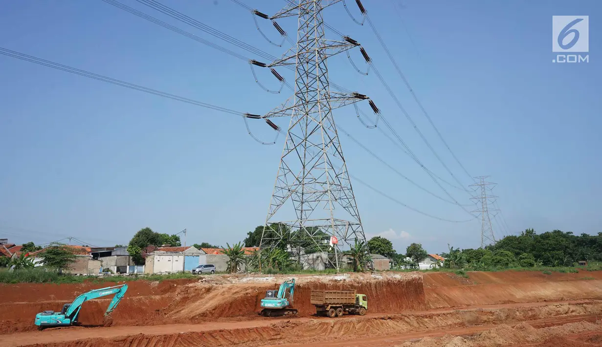 Pekerja beraktivitas dengan Alat berat di sekitar pembangunan proyek jalan tol Depok-Antasari di Limo, Depok, Rabu (19/6/2019). Adanya proyek itu diduga menjadi penyebab dua RT di kawasan tersebut mengalami kekeringan sejak dua bulan terakhir. (Liputan6.com/Immanuel Antonius)