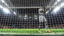 Gol baru tercipta di menit ke-67. Kiper Lazio, Thomas Strakosha melakukan blunder saat mengantisipasi bola sapuan rekannya sendiri yang melambung tinggi di atas mistar dan malah menjadi gol untuk tuan rumah. (AFP/Ozan Kose)
