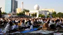 Ribuan umat muslim menunaikan ibadah salat Idul Fitri 1 Syawal 1436 H di Masjid Agung Al Azhar Jakarta, Jumat (17/7/2015). Warga juga memadati halaman masjid untuk bersama-sama menunaikan salat Id. (Liputan6.com/Yoppy Renato)