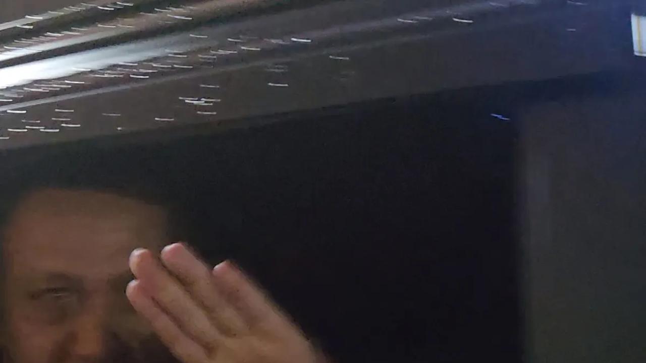 “Makasih ya, makasih,” tutur Firli seraya menolak cecaran wartawan.