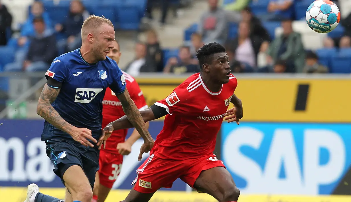 Taiwo Awoniyi. Striker Nigeria berusia 24 tahun ini dipermanenkan Union Berlin dari Liverpool awal musim 2021/2022 ini dengan mahar senilai 5,5 juta pound. Tampil 17 kali di Bundesliga, ia mencetak 9 gol dan 1 assist dan membawa timnya nangkring di posisi ke-5 klasemen sementara. (AFP/Daniel Roland)