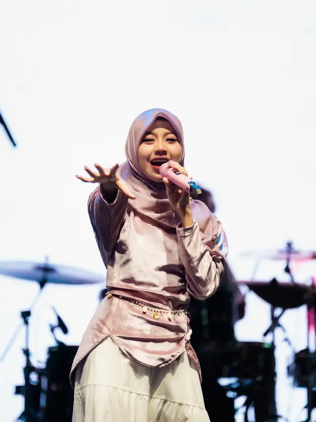 5 Gaya Outfit Hijab Ghea Indrawari saat Manggung, Bikin Pangling