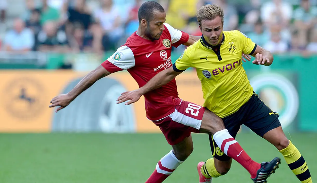 Bersama Dortmund, Mario Gotze berhasil melambungkan namanya. Dirinya sukses membawa Dortmund dua kali gelar Bundesliga. (AFP/Carmen Jaspersen)