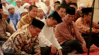Presiden Jokowi bersama sejumlah Menteri ikut mendengarkan siraman rohani saat acara buka puasa bersama ratusan yatim di Istana Negara, Jakarta, Kamis (18/6/2015). (Liputan6.com/Faizal Fanani)