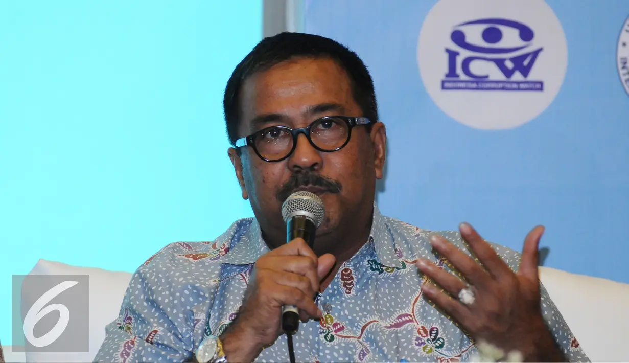 Gubernur Banten, Rano Karno menjawab pertanyaan saat diskusi bersama ICW di Jakarta, Selasa (22/12/2015). Diskusi membahas Pengelolaan Guru, Sentralisasi atau Desentralisasi. (Liputan6.com/Helmi Fithriansyah)