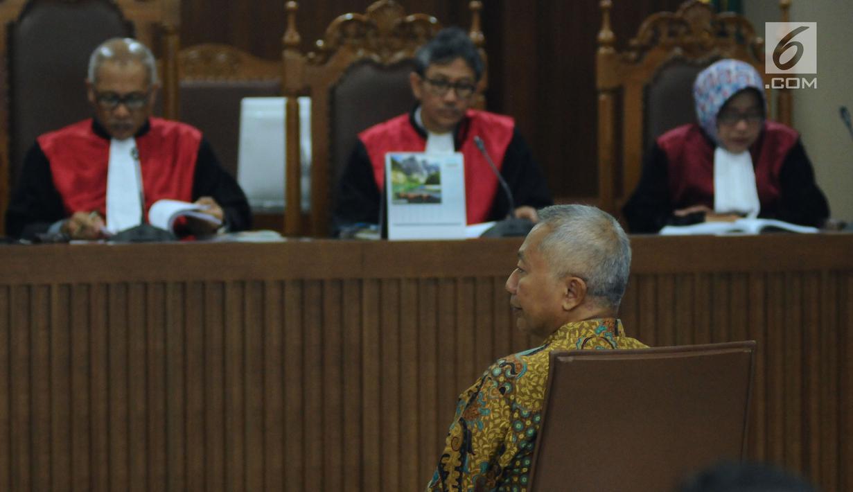 Mantan Dirjen Hubla Kemenhub, Antonius Tonny Budiono menyimak pembacaan dakwaan pada sidang perdana di Pengadilan Tipikor, Jakarta, Kamis (18/1). Antonius Tonny Budiono didakwa menerima suap Rp 2,3 miliar. (Liputan6.com/Helmi Fithriansyah)