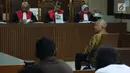 Mantan Dirjen Hubla Kemenhub, Antonius Tonny Budiono menyimak pembacaan dakwaan pada sidang perdana di Pengadilan Tipikor, Jakarta, Kamis (18/1). Sidang beragendakan pembacaan dakwaan oleh Jaksa Penuntut Umum. (Liputan6.com/Helmi Fithriansyah)