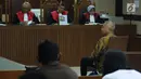 Mantan Dirjen Hubla Kemenhub, Antonius Tonny Budiono menyimak pembacaan dakwaan pada sidang perdana di Pengadilan Tipikor, Jakarta, Kamis (18/1). Sidang beragendakan pembacaan dakwaan oleh Jaksa Penuntut Umum. (Liputan6.com/Helmi Fithriansyah)