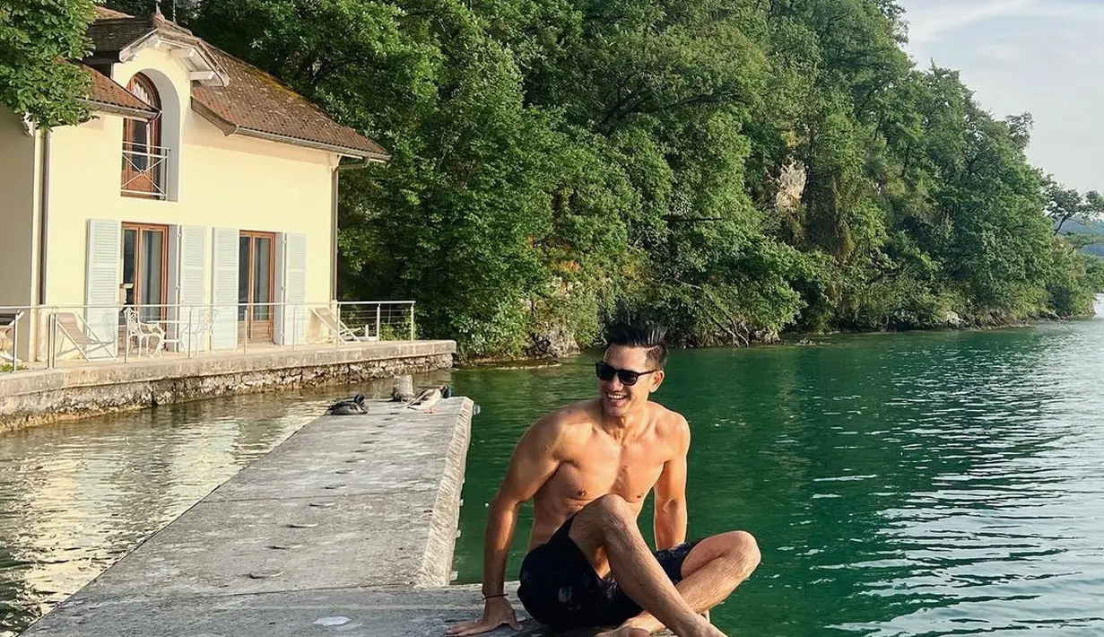 Duduk di pinggir kolam tanpa mengenakan atasan, Andrew White mengenakan kacamata hitam menambah ketampanannya. (Foto: Instagram/@andrew.white._)
