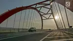 Kendaraan pemudik melintas di Jembatan Kalikuto di ruas jalan tol Batang - Semarang, Jawa Tengah, Minggu (2/6/2019). Memasuki H-3 Lebaran, kepolisian dan pengelola jalan tol masih memberlakukan jalan tol satu arah (One Way) dari Jakarta menuju Semarang. (Liputan6.com/Herman Zakharia)