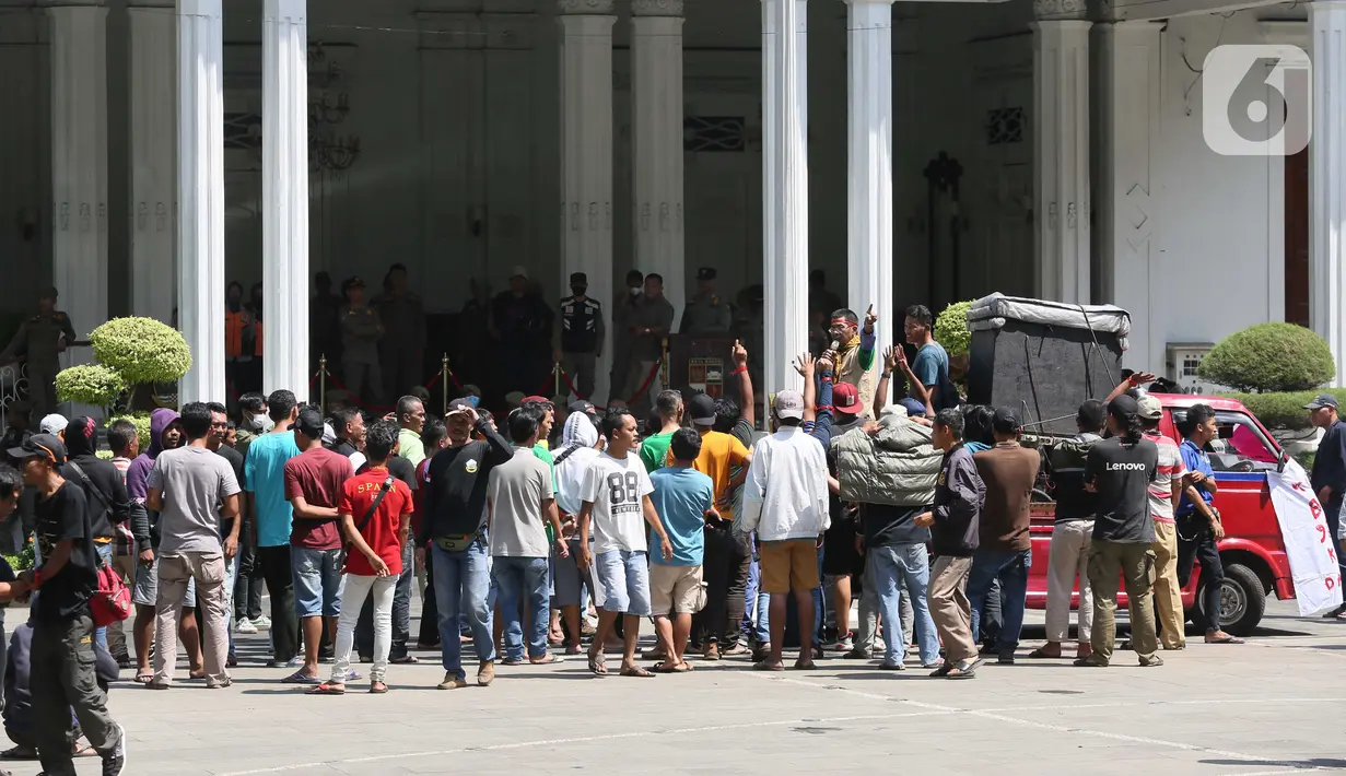 Para sopir angkot menuntut agar BisKita Transpakuan Kota Bogor segera berbayar karena mengurangi pendapatan mereka. (merdeka.com/Arie Basuki)