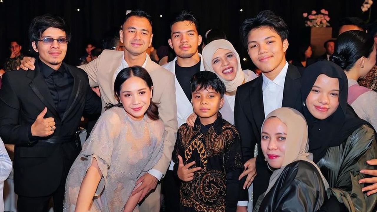 8 Potret Nagita Slavina Hadiri Resepsi Pernikahan Yislam Kakak Fadil Jaidi, Cantik Kenakan Gaun Rp125 Juta - Sembunyikan Tas yang Harganya Nyaris Rp500 Juta