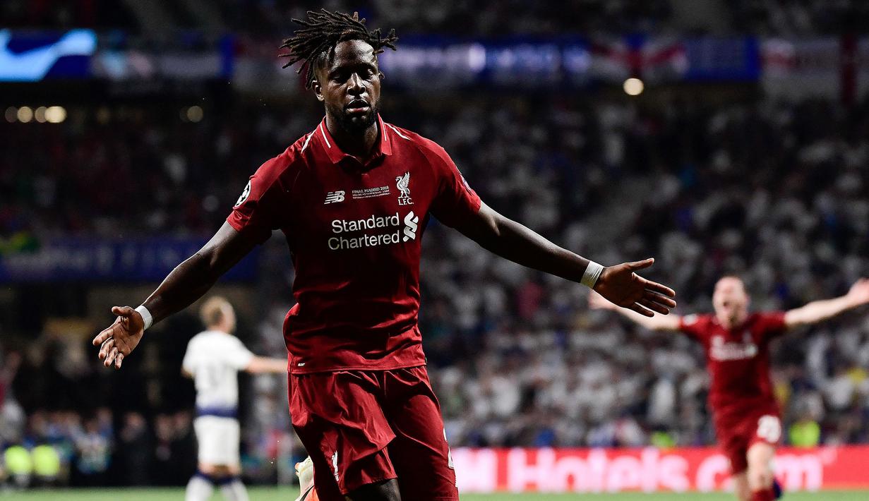 Divock Origi menjadi pemain yang paling diingat oleh fans Liverpool ketika berhasil comeback dengan agregat 4-3 pada pertandingan leg kedua semifinal Liga Champions 2019 melawan Barcelona. Ia juga mempersembahkan gol bersama Salah di laga final untuk mengunci titel juara. (Foto: AFP/Javier Soriano)