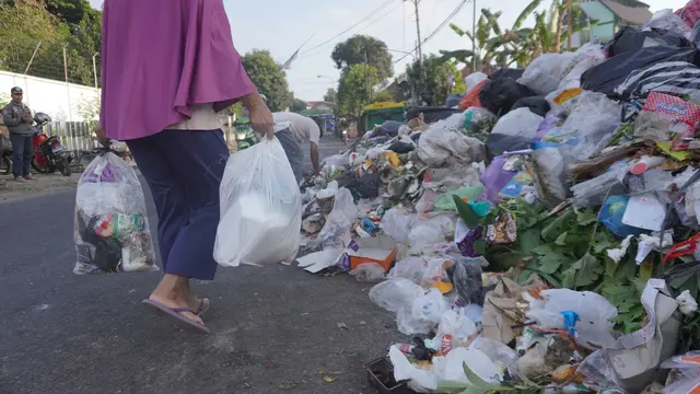 Pembuangan sampah di Depo Pengok, Gondokusuman, Yogyakarta, Kamis (28/9/2023).