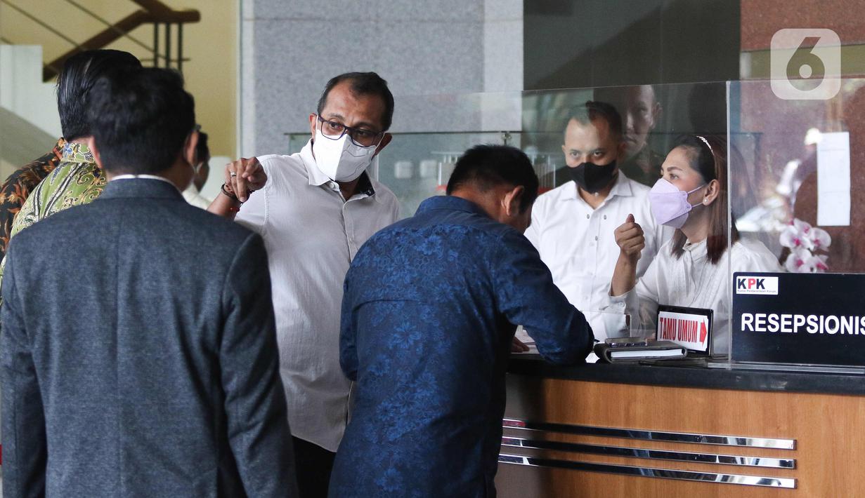 Menteri Hukum dan HAM (Menkumham) Yasonna Laoly sebelumnya telah memanggil Wamenkumham Edward Omar Sharif Hiariej (Eddy Hiariej). Yasonna mengatakan, kepadanya, Eddy Hiariej memberikan penjelasan persis seperti yang sebelumnya disampaikan ke publik. Menurutnya, Eddy Hiariej membantah menerima gratifikasi. (Liputan6.com/Herman Zakharia)