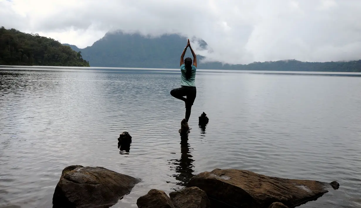 Danau Gunung Tujuh merupakan salah satu danau tertinggi di Indonesia, dengan ketinggian 1.950 Mdpl. Diperlukan waktu sekitar tiga jam perjalanan dari kaki Gunung Tujuh untuk mencapai danau ini. Minggu (17/5/2015). (Liputan6.com/Helmi Fithriansyah)