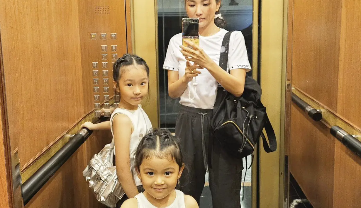 Sarwendah juga tampil dengan t-shirt dan sweat pants untuk kesan gaya yang begitu sempurna. [Foto: Instagram/ Sarwendah]