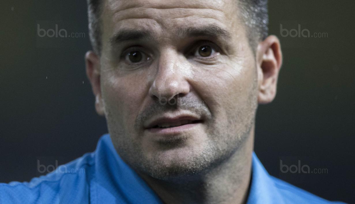 Pelatih Bhayangkara FC, Simon McMenemy, mengamati anak asuhnya saat melawan Bali United pada laga Liga 1 Indonesia di Stadion Patriot, Bekasi, Jumat (29/9/2017). Bhayangkara menang 3-2 atas Bali. (Bola.com/Vitalis Yogi Trisna)