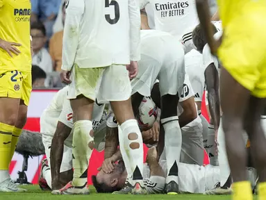 Momen menyayat hati terlihat saat pertandingan Liga Spanyol 2024/2025 antara Real Madrid melawan Villarreal di Santiago Bernabeu, Madrid, Spanyol, Minggu (06/10/2024) dini hari WIB. (AP Photo/Bernat Arnangue)