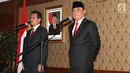 Mantan MenPAN RB Asman Abnur dan MenPAN RB yang baru Komjend Pol Syafruddin jelang sertijab di Kantor Kementerian PANRB, Jakarta, Rabu (15/8). (Liputan6.com/Fery Pradolo)