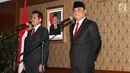 Mantan MenPAN RB Asman Abnur dan MenPAN RB yang baru Komjend Pol Syafruddin jelang sertijab di Kantor Kementerian PANRB, Jakarta, Rabu (15/8). (Liputan6.com/Fery Pradolo)