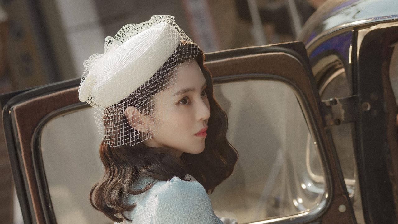 Kehidupannya yang penuh misteri bertemu dengan Yoon Chae Ok (diperankan oleh Han So Hee), seorang detektif spesialis pencari orang.